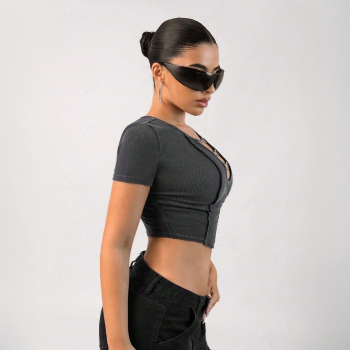 Kvinders crop top med dekorative kæde accenter og figursyet pasform Stilla