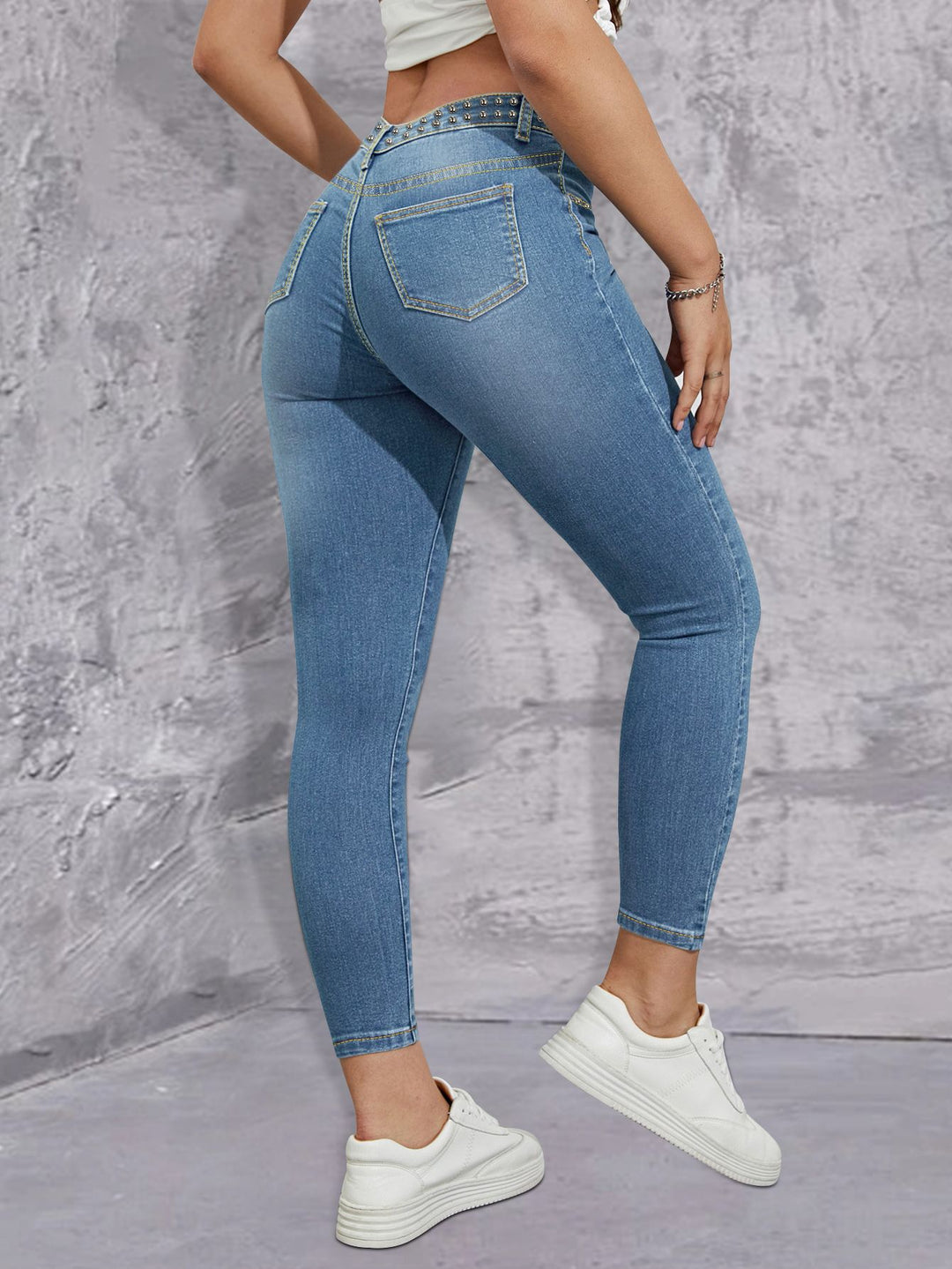 Dame figurtilpassede jeans med stilfulde nitterdekorationer og høj talje Stilla