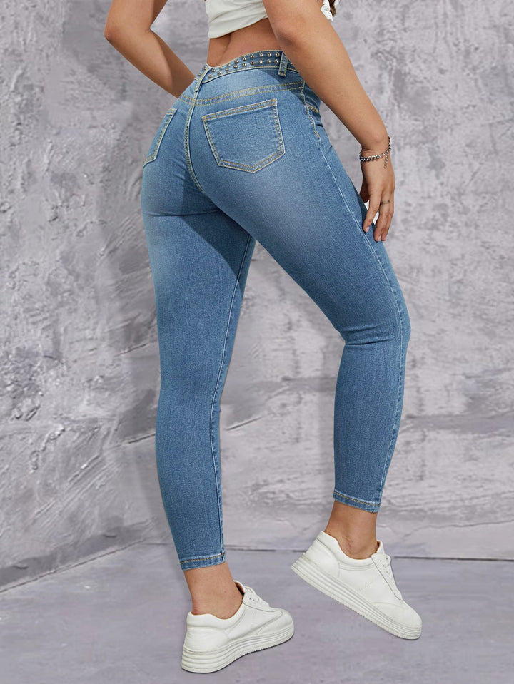 Dame figurtilpassede jeans med stilfulde nitterdekorationer og høj talje Stilla