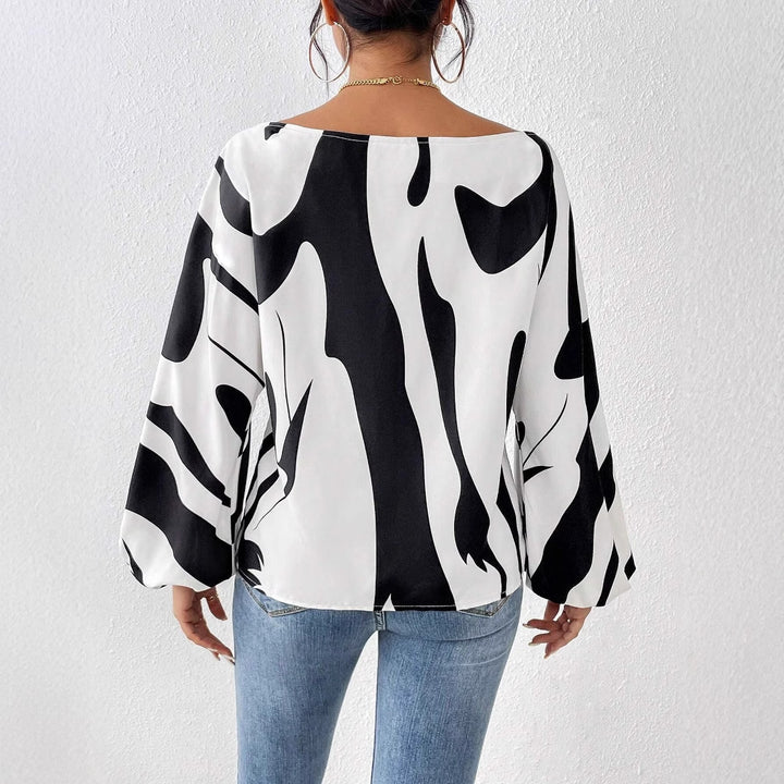 Damebluse med bred pasform og unikt grafikdesign Stilla