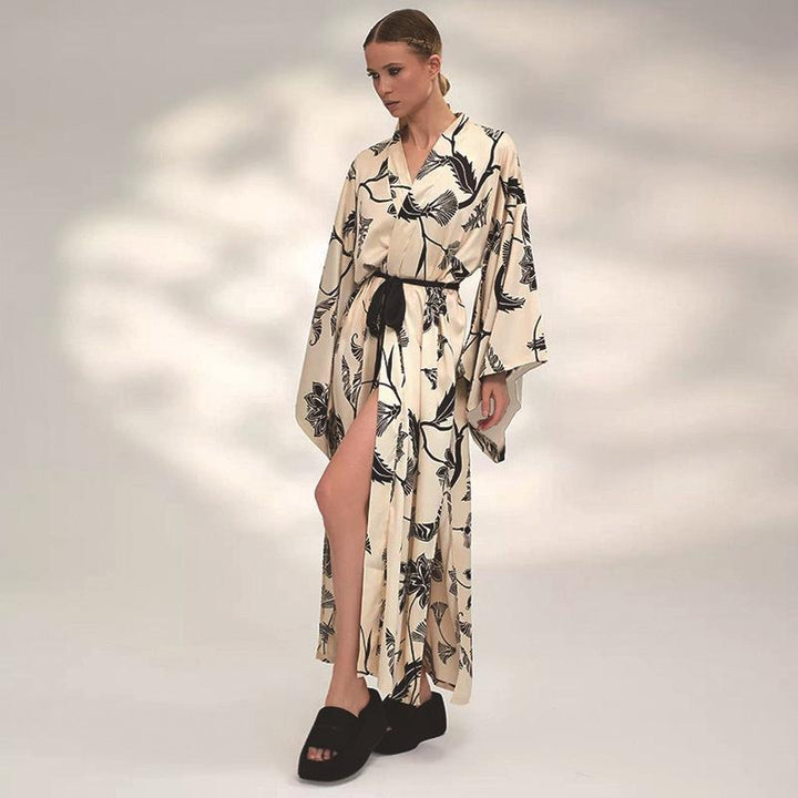 Dame luksuriøs kimono med blomster motiv og vid snit Stilla