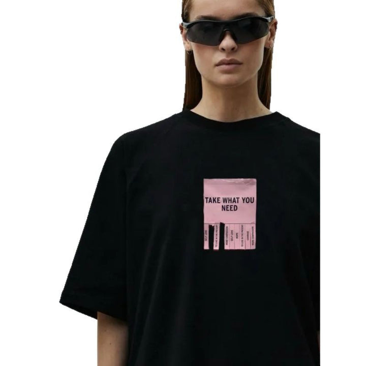 Dame T-shirt med kreativt statementsprint Stilla
