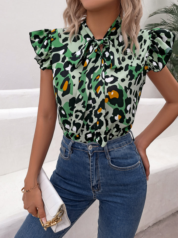 Damebluse med flæsedetaljer og farverigt leopardprint Stilla
