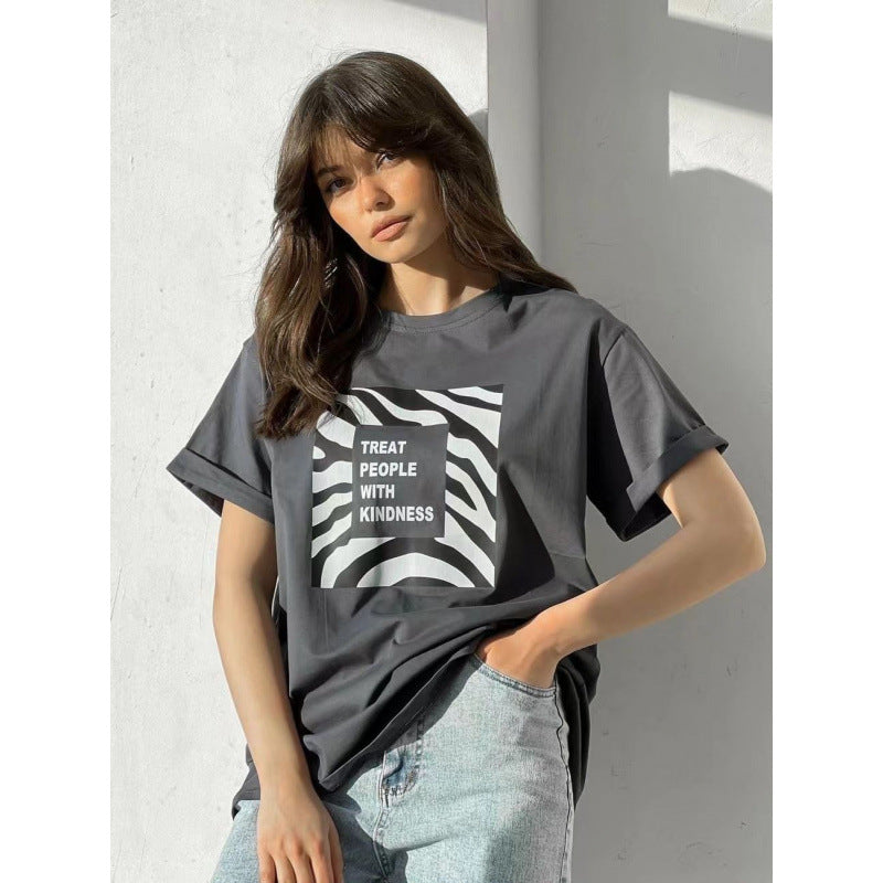 Dame T-shirt med inspirerende zebra-print og positivt slogan Stilla