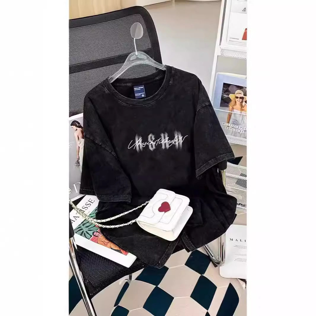 Dame T-shirt i afslappet oversized stil med særligt kreativt grafiktryk Stilla
