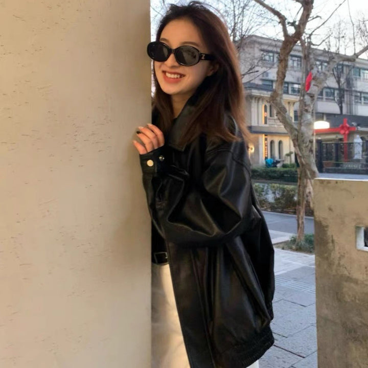 Kvinders læderjakke i oversized stil med fashionable detaljer Skovae
