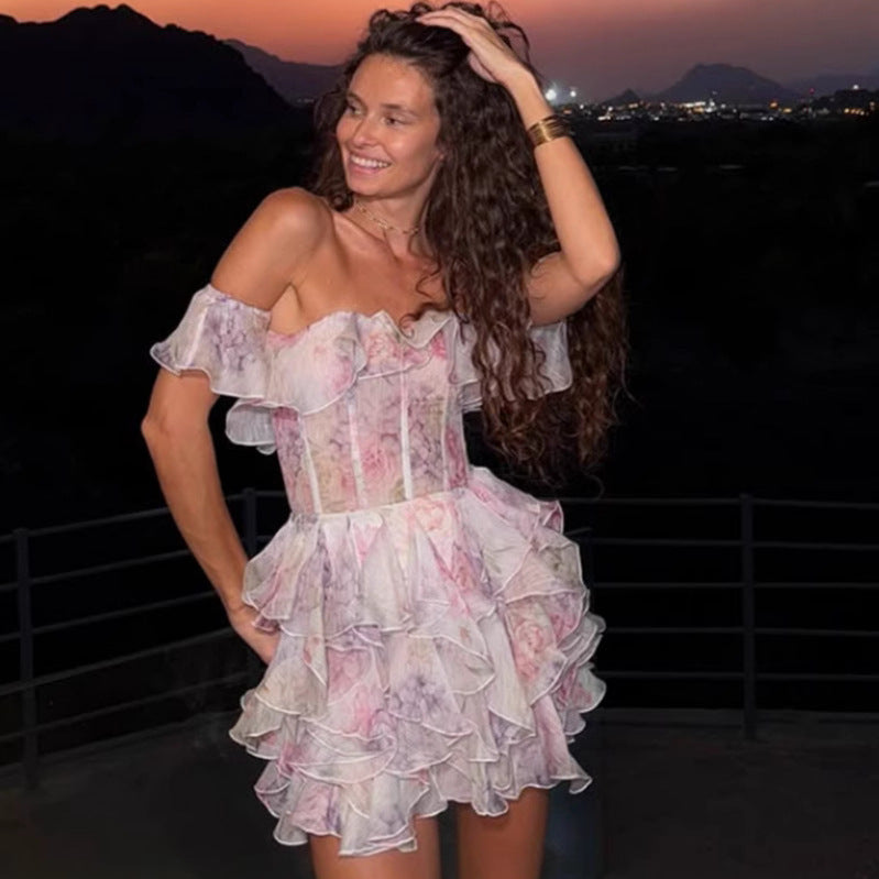 Dame ruffle sommerkjole med strapless design og florale accenter Stilla