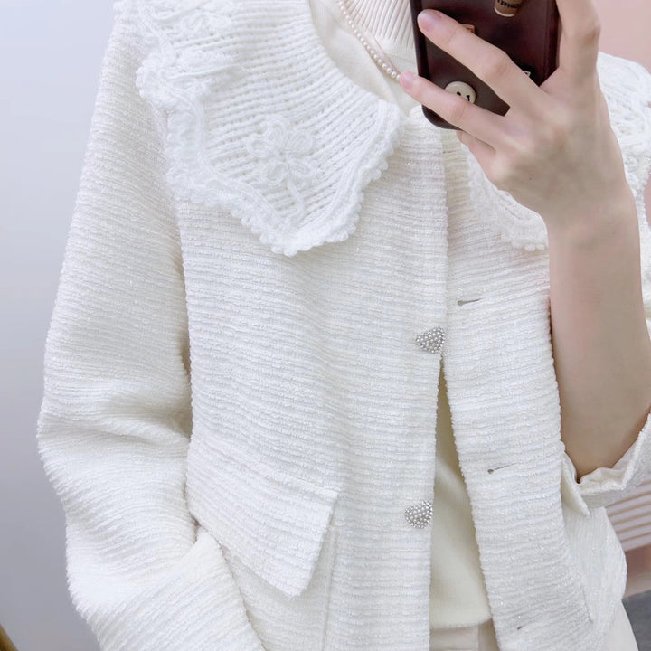Dame Boucle-jakke med elegant spidse krave og dekorative knapper Stilla