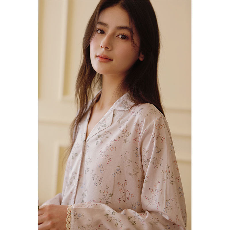 Dame Silke Natbluse med fine Blomsterdesigns og elegante Spidsdetaljer Stilla