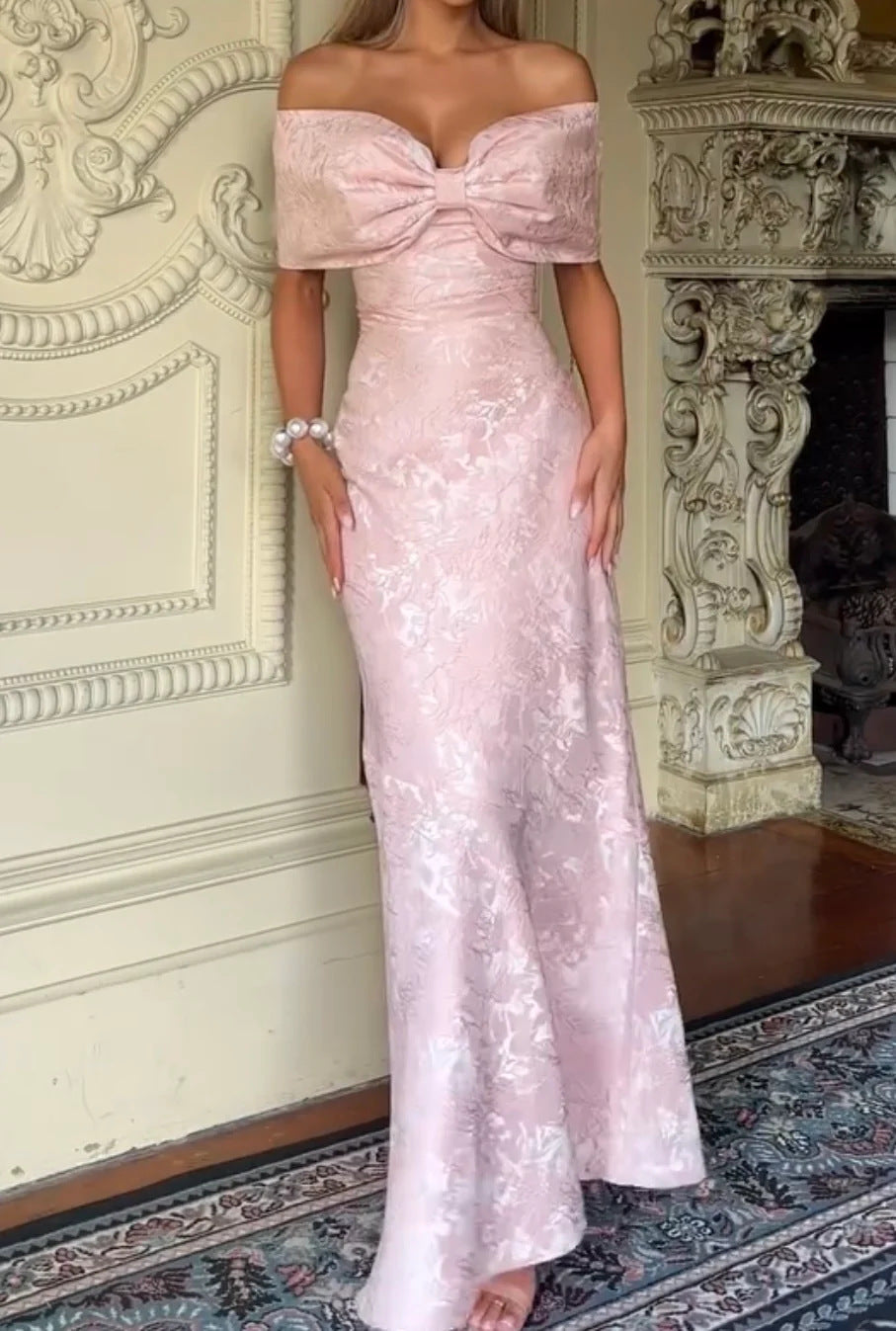 Dame offwhite aftenkjole med elegant bånddetalje og flagrende kant