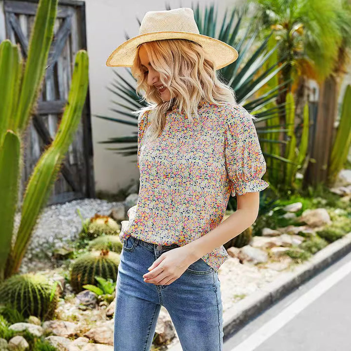 Damebluse med blomstermønster og puffærmer Stilla