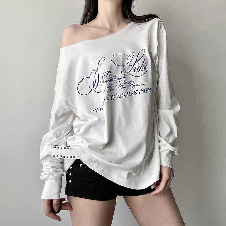 Dame afslappet top med asymmetrisk snit og elegant skrift Stilla