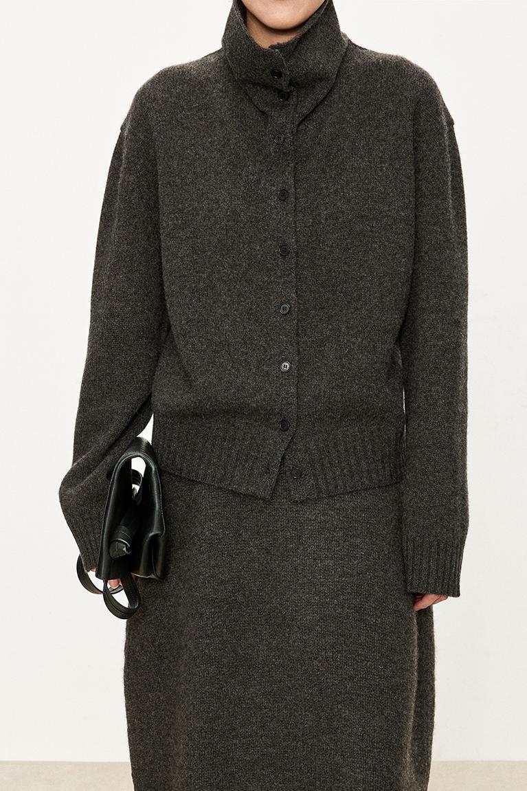 Kvindernes fashionable strikkede cardigan med høj krave og knaplukning Stilla