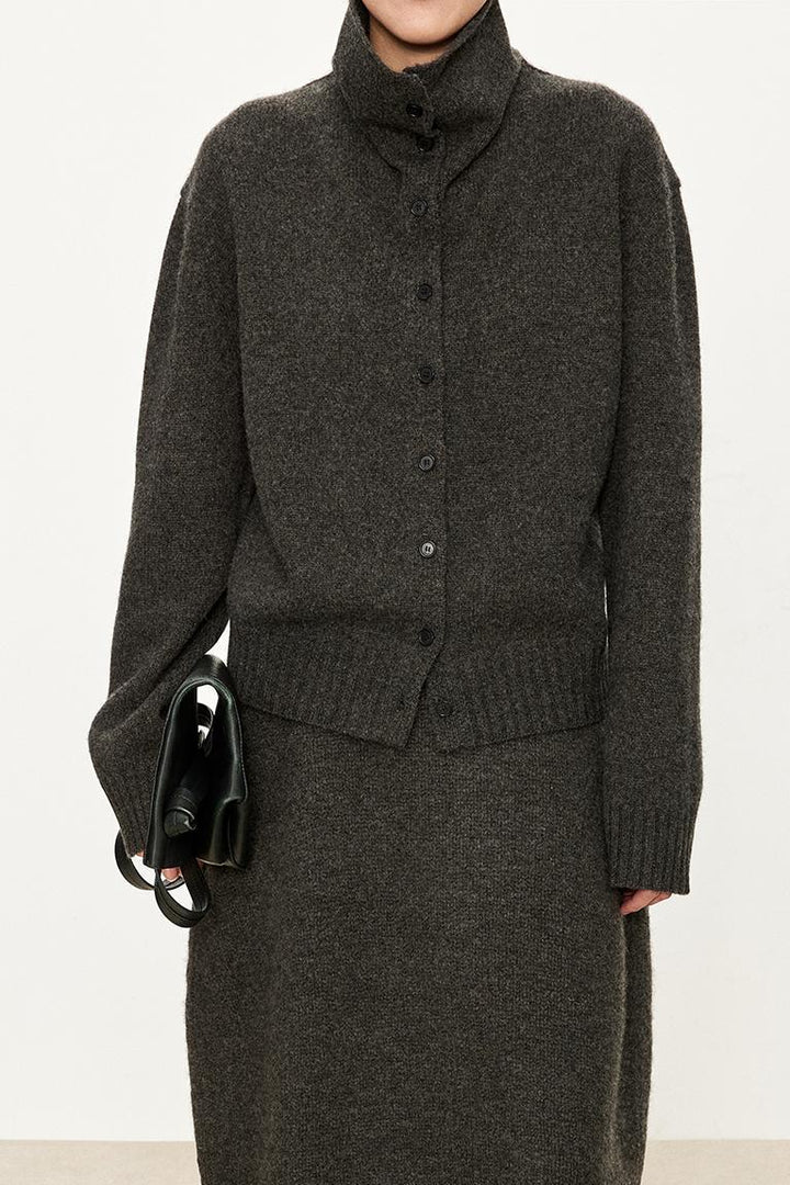 Kvindernes fashionable strikkede cardigan med høj krave og knaplukning Stilla