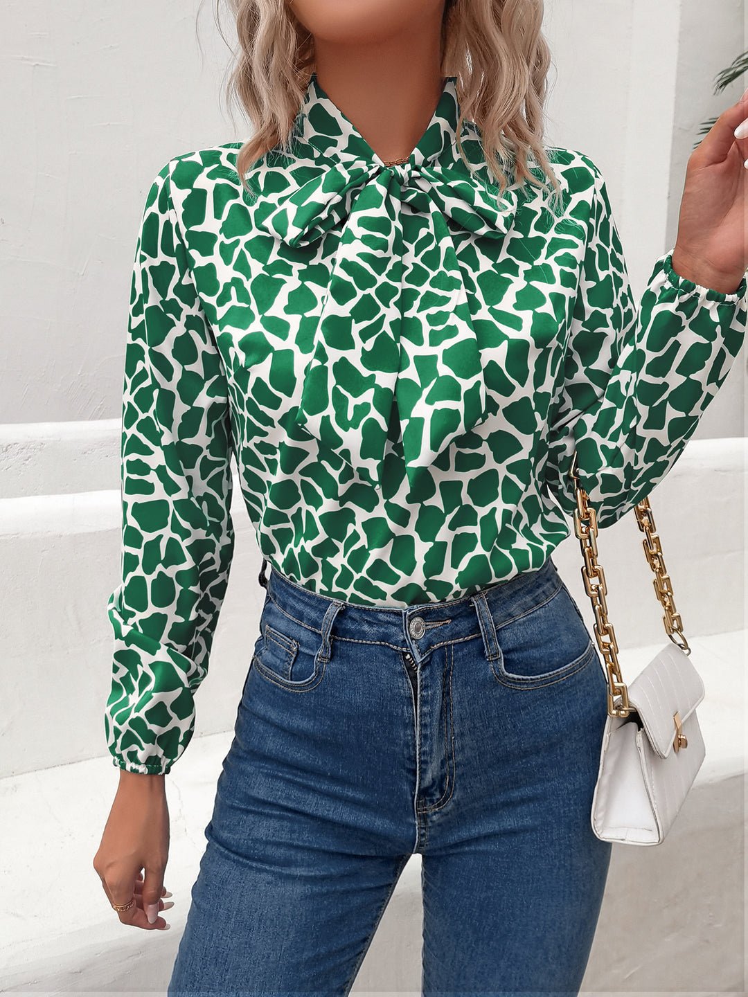 Damebluse med elegant sløjfebinding og dyreprint Stilla