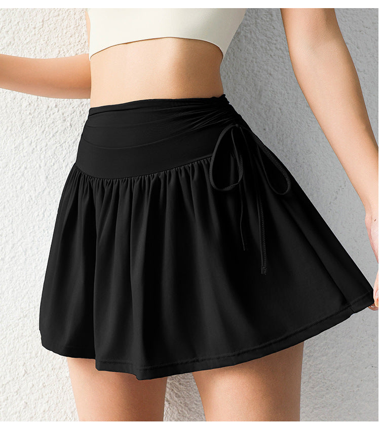 Dame Sporty plisseret nederdel med integreret shorts-design og justerbar talje Stilla
