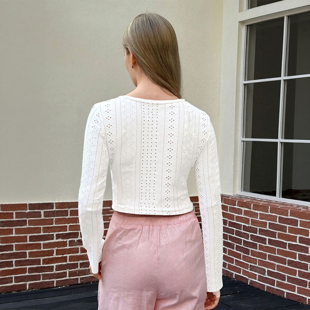 Kvindernes cropped langærmede skjorte med elegant snøring og fine øje broderi Stilla