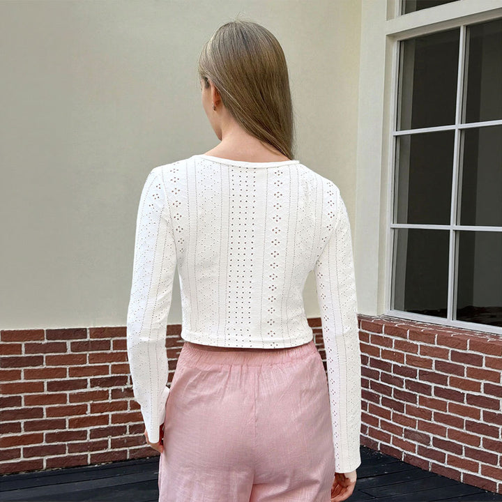 Kvindernes cropped langærmede skjorte med elegant snøring og fine øje broderi Stilla