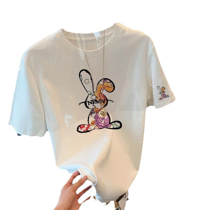 Dame T-shirt med legesyg kaninmotiv og elegant blomstertryk Stilla
