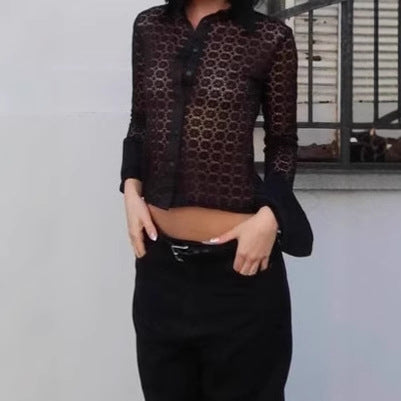 Dame gennemsigtig bluse med dekorative flæser og elegante detaljer Stilla