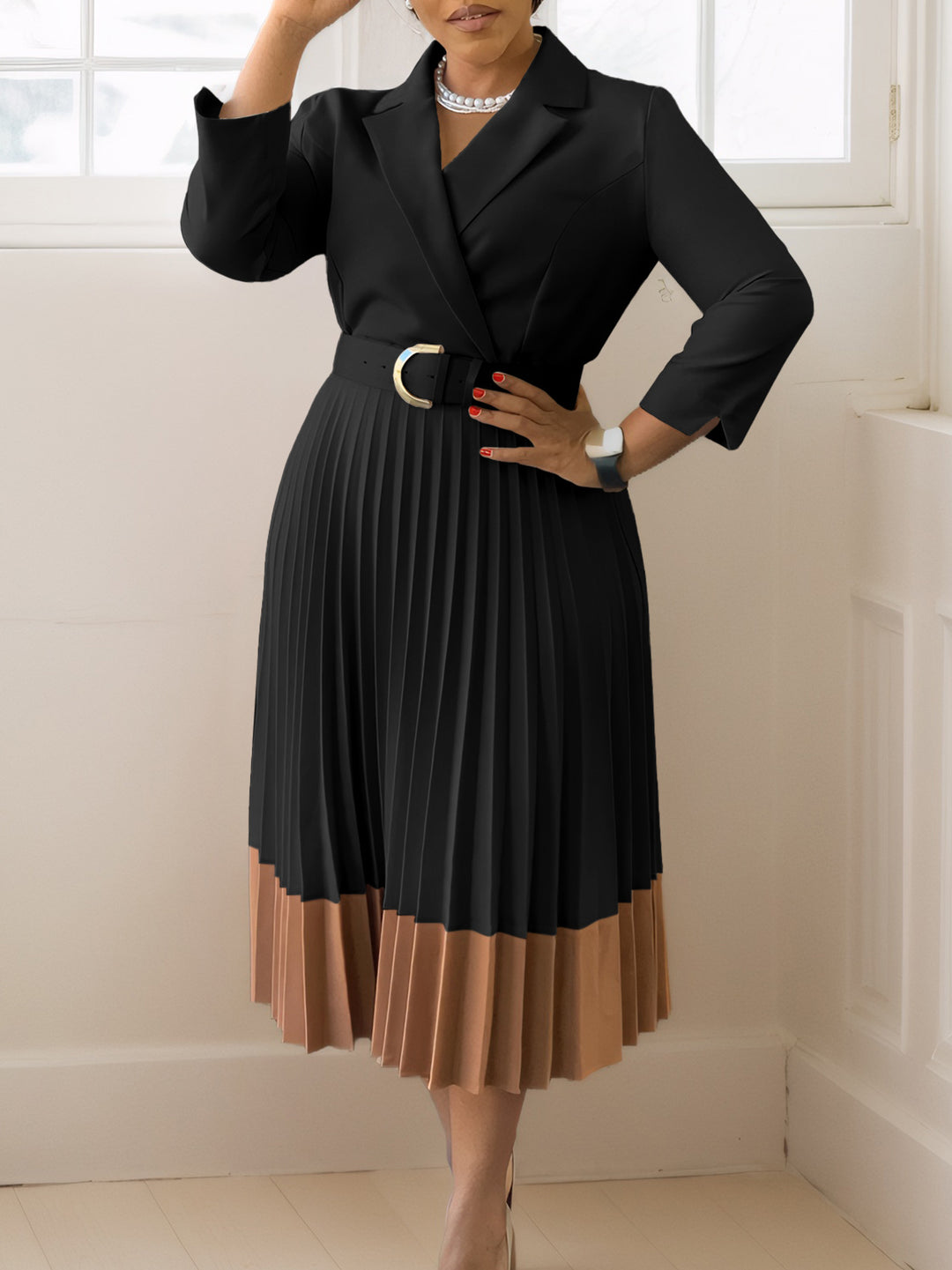 Dame midikjole med elegant blazer-stil og plisserede detaljer Stilla