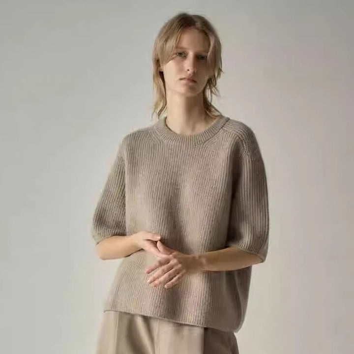 Damenes stilfulde strikket sweater med korte ærmer og blødt materiale Stilla