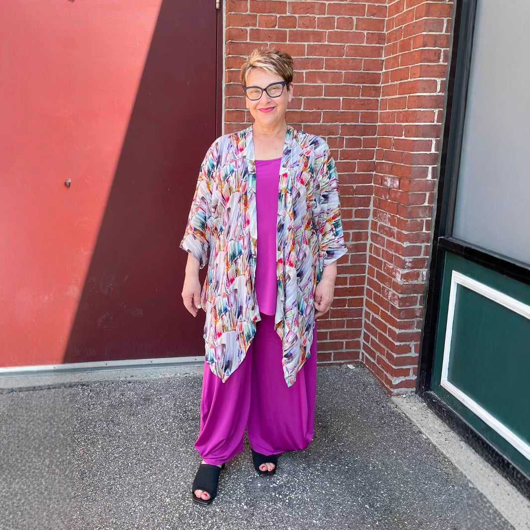 Dame Let, farverig Kimono-overlay i åndbart stof Stilla