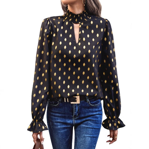 Kvindernes elegante bluse med fashionable udskæring og guld accenter Stilla