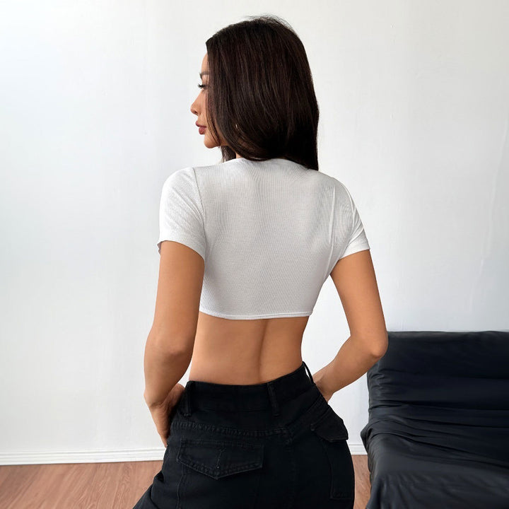 Kvindernes cropped wrap skjorte med dyb V-hals og moderigtige accenter Stilla