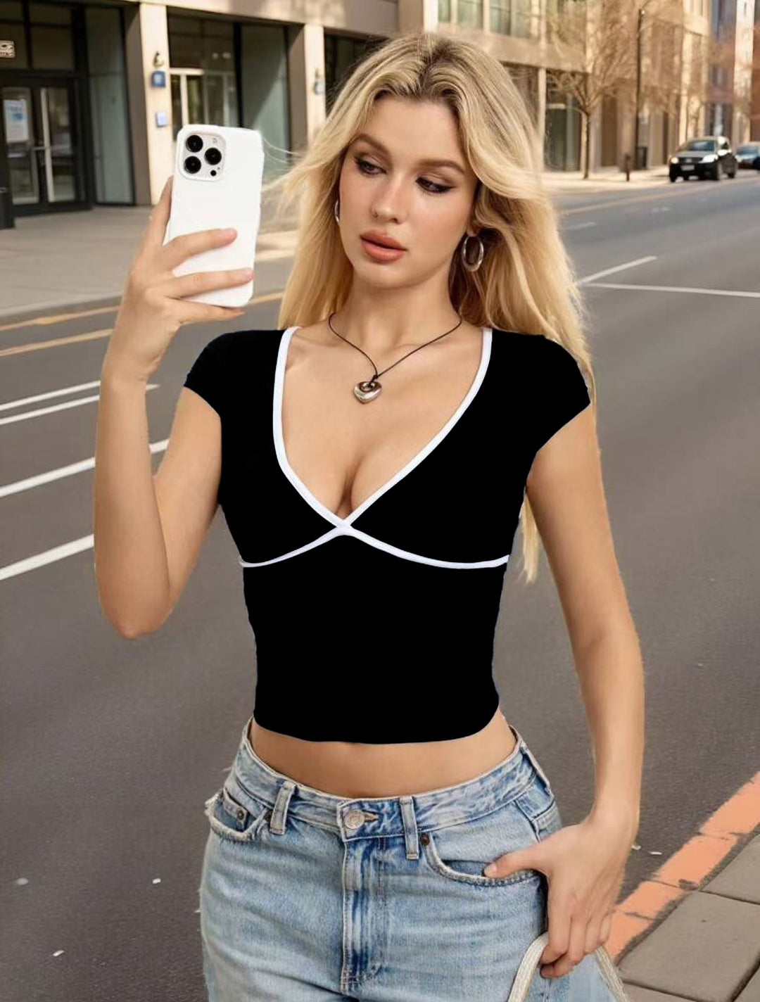 Dame Crop-Top med V-Hals og kontrastkant Skovae