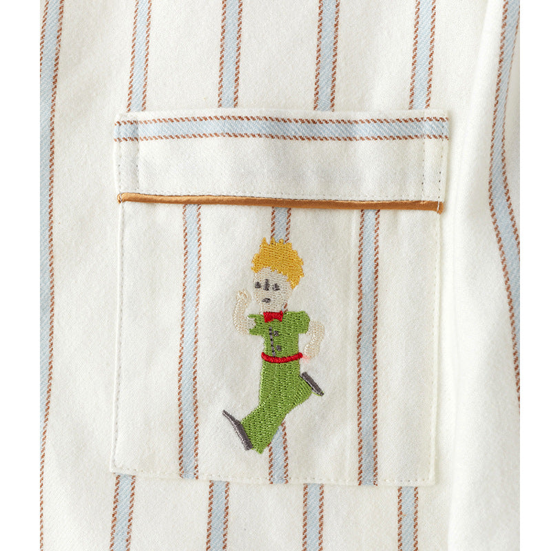 Dame pyjamasæt med elegant stribemønster og broderede detaljer Stilla