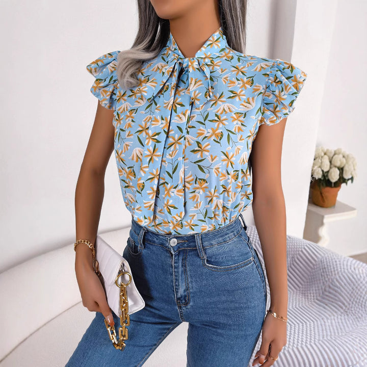 Damebluse med rynkedetaljer og blomstret design Stilla