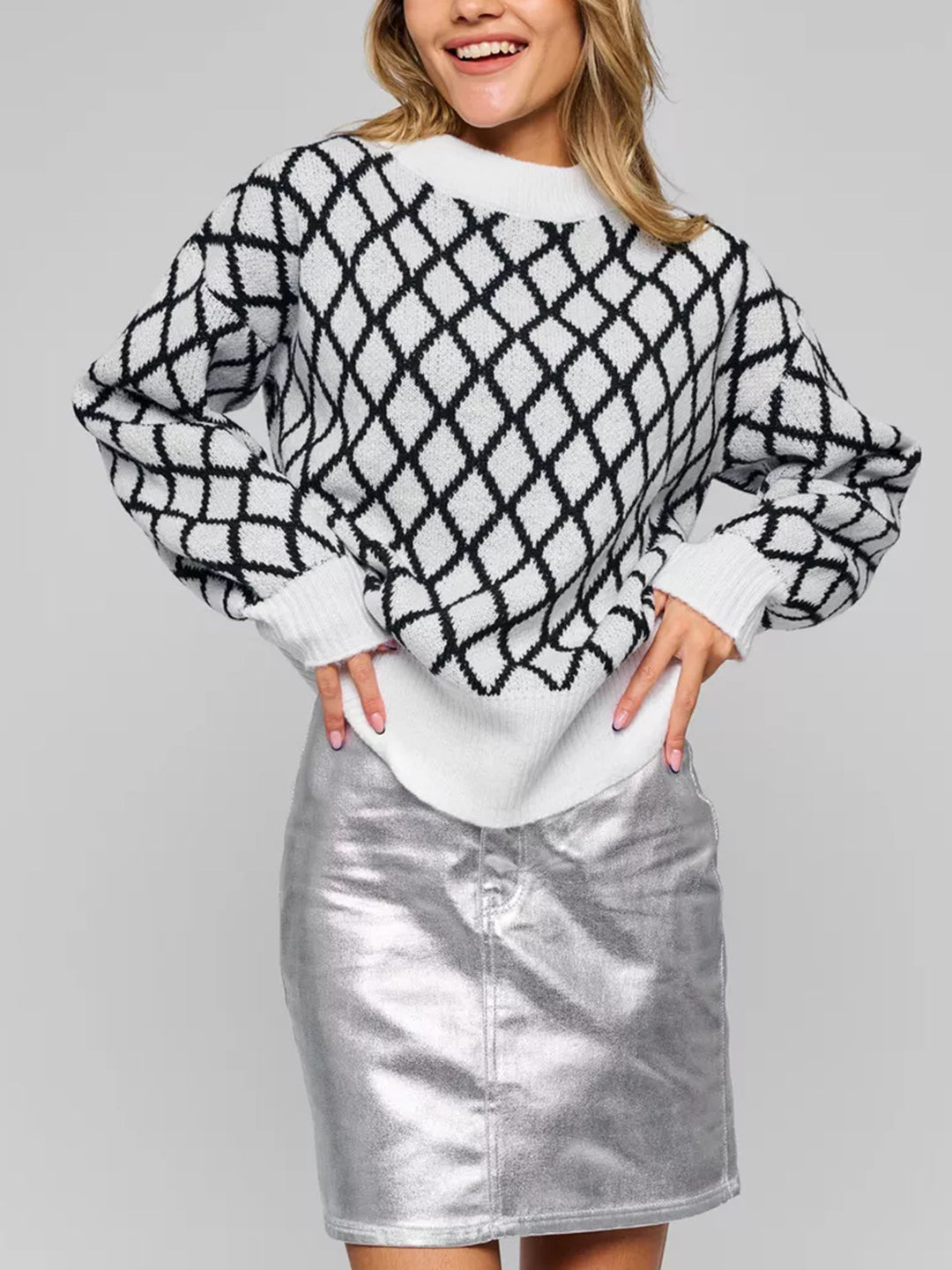 Kvindernes strikkede sweater med moderne diamantmønster og innovativt snit Stilla