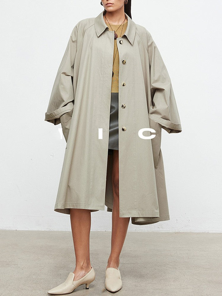 Kvinders afslappede trenchcoat med oversized ærmer og knapdetaljer Stilla