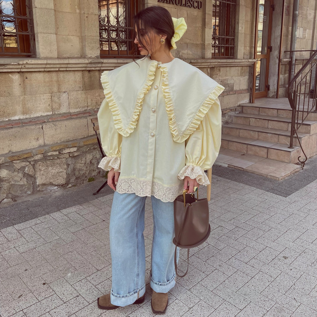 Kvindernes oversized bluse med ruffle detaljer og blondedetaljer Skovae