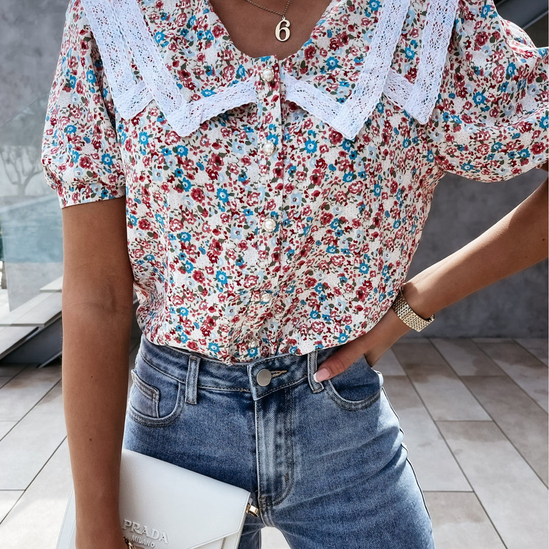 Damebluse med spidskrave og blomsterdesign Stilla