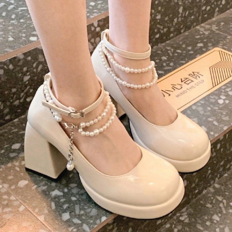 Dame Plateau-pumps med elegante perleaccenter og komfortabel sål Stilla