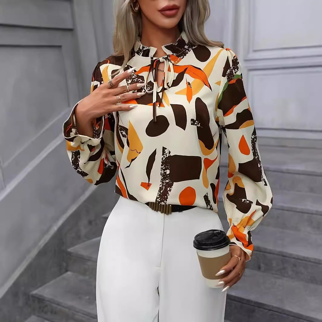 Damebluse med kreativt abstrakt design og elegant slidskraveudsmykning Stilla