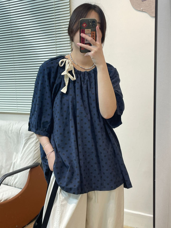 Femme Relaxed Fit Polka Dot Bluse med Flæsekant Stilla