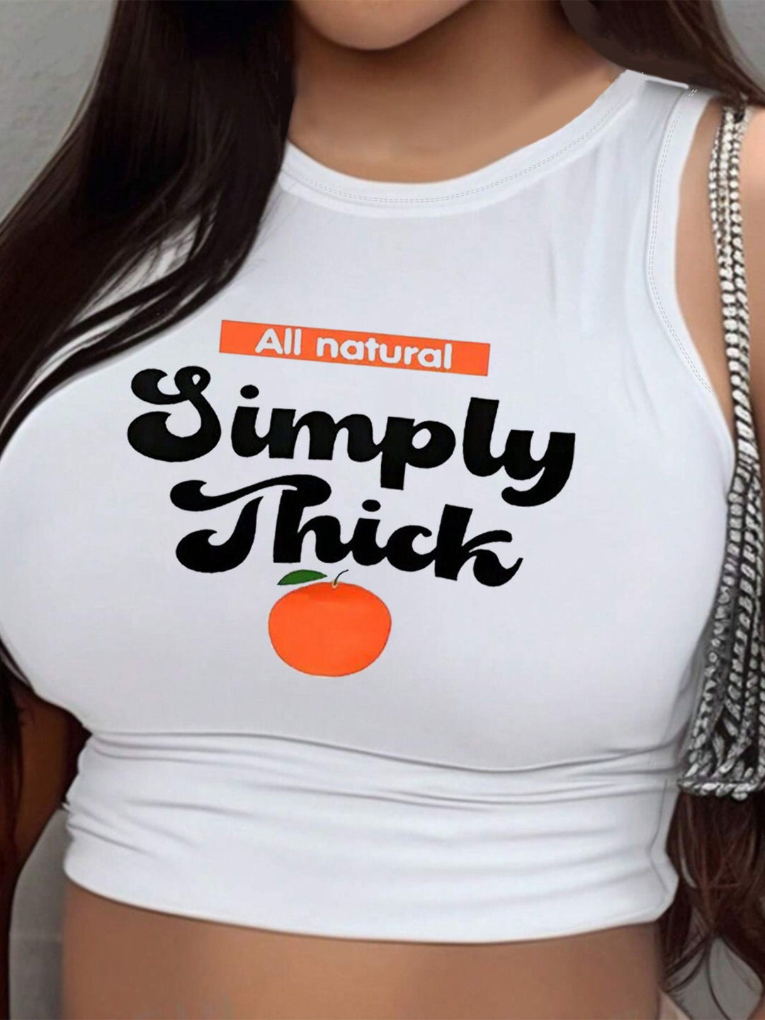 Dame Crop-top med moderne grafiktryk og trendy spænde Skovae