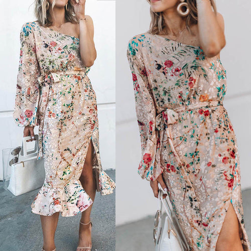 Dame aftenrobe med asymmetrisk design og florale applikationer Stiila
