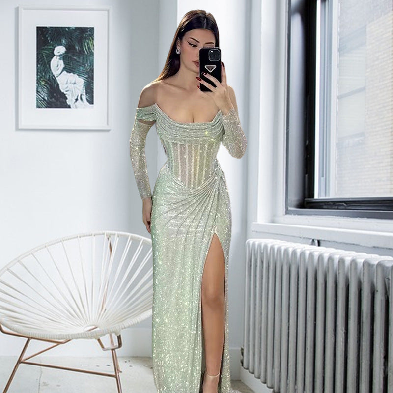 Dame elegante aftenkjole med glitrende dekorativ detalje og draperet nederdel Skovae
