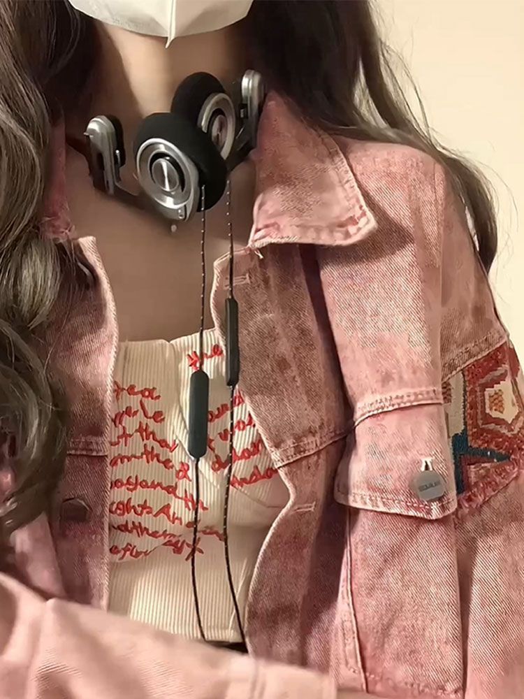 Kvinders denimjakke med unik broderi og modevenligt design Stilla