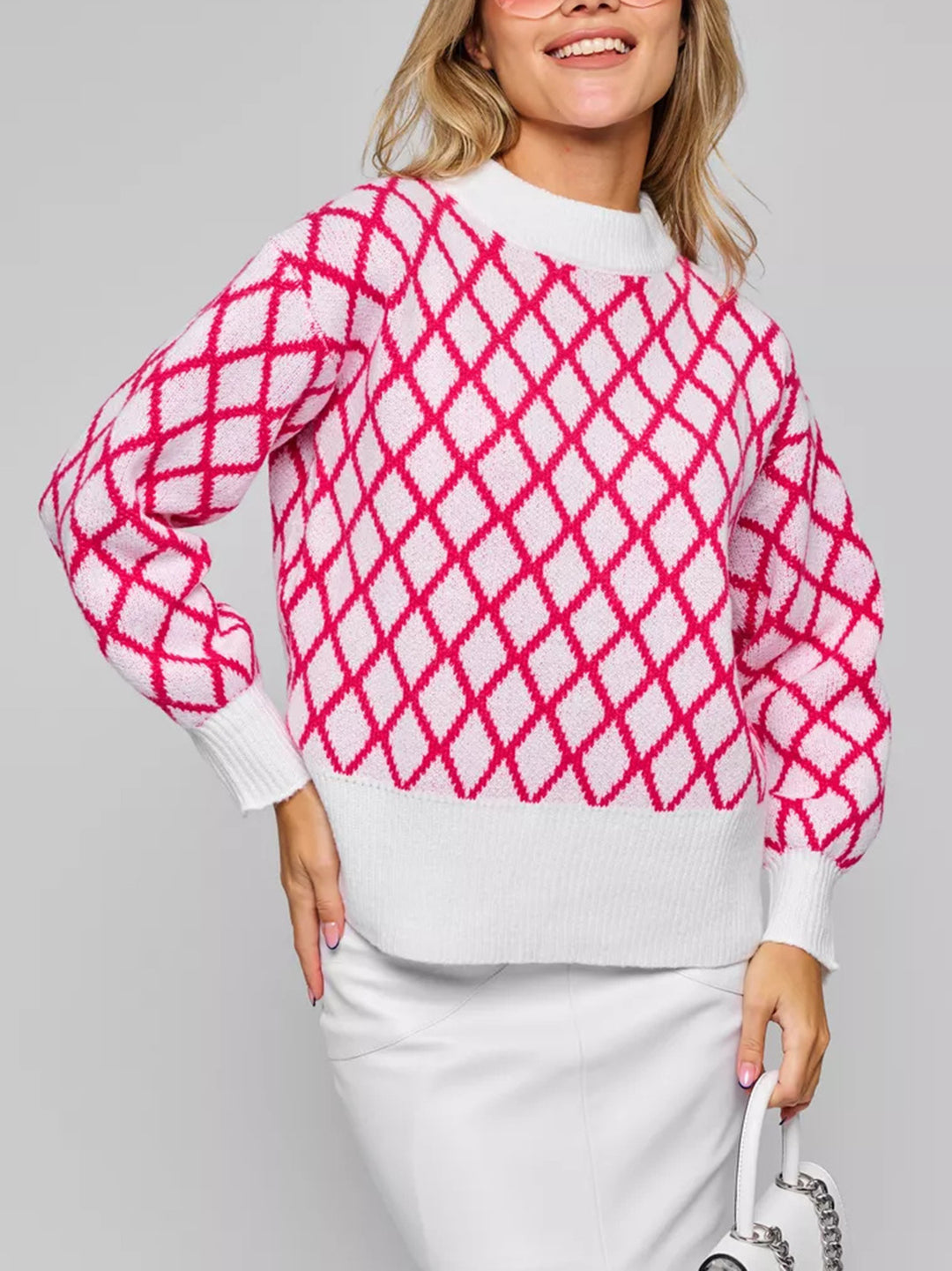 Kvindernes strikkede sweater med moderne diamantmønster og innovativt snit Stilla