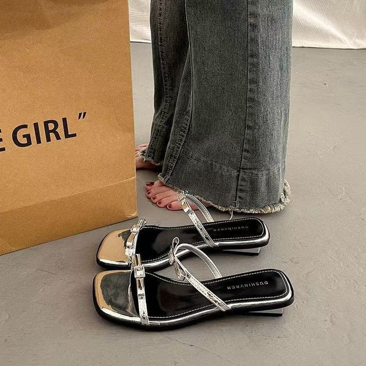 Dame Elegante Sandaler med moderigtigt Stropdesign og glitrende Akcent Stilla