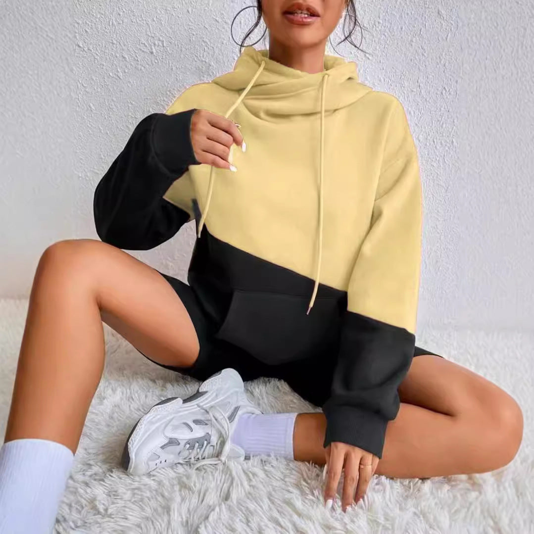 Dame hoodie med kunstnerisk farveblokdesign Stilla