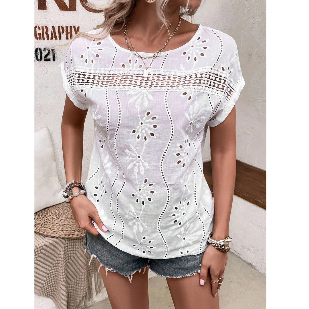 Dame elegant bluse med floral hulmønster og korte ærmer Stilla
