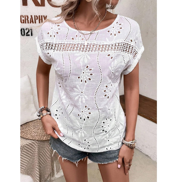 Dame elegant bluse med floral hulmønster og korte ærmer Stilla