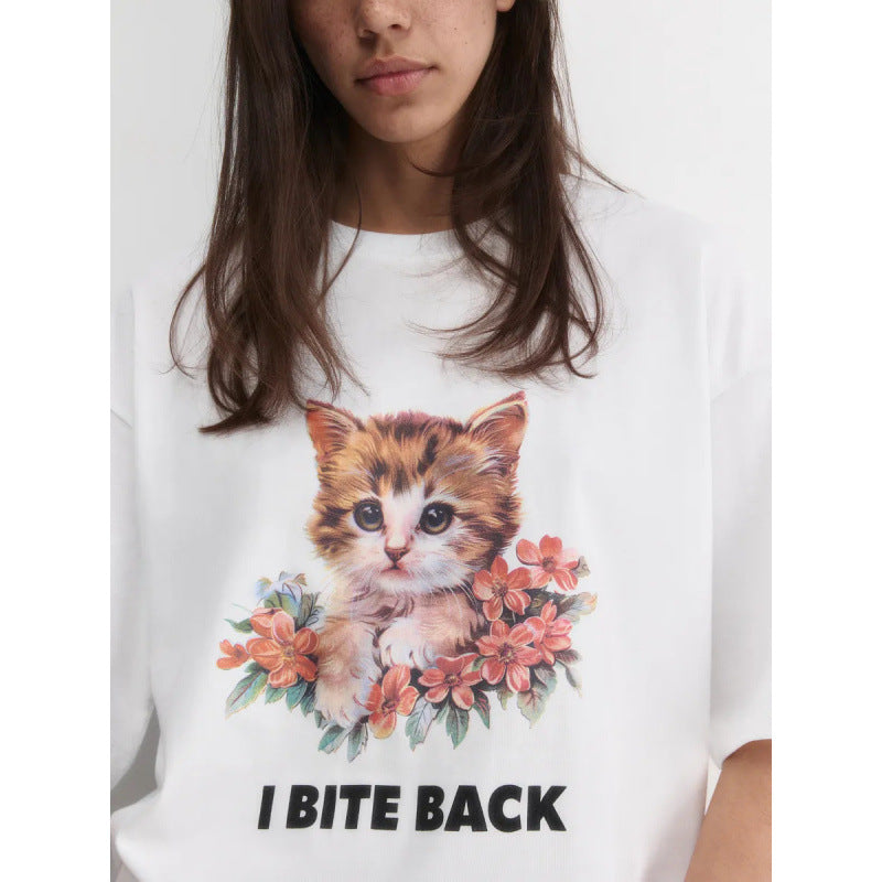 Dame T-shirt med kunstnerisk kattemotiv og inspirerende sætning Stilla