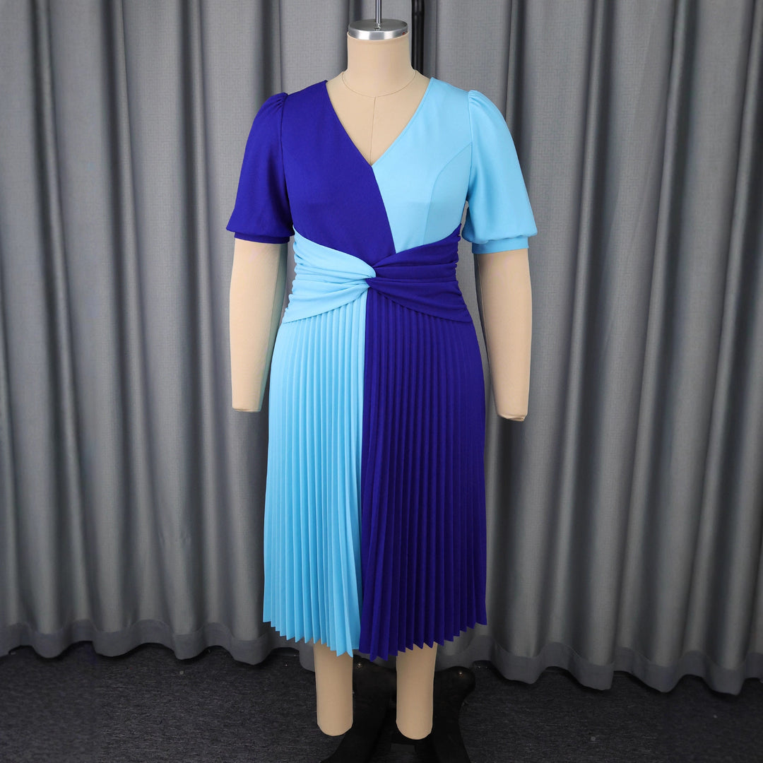 Dame plisseret midi-kjole med farveblokdesign og indpakningslook Skovae